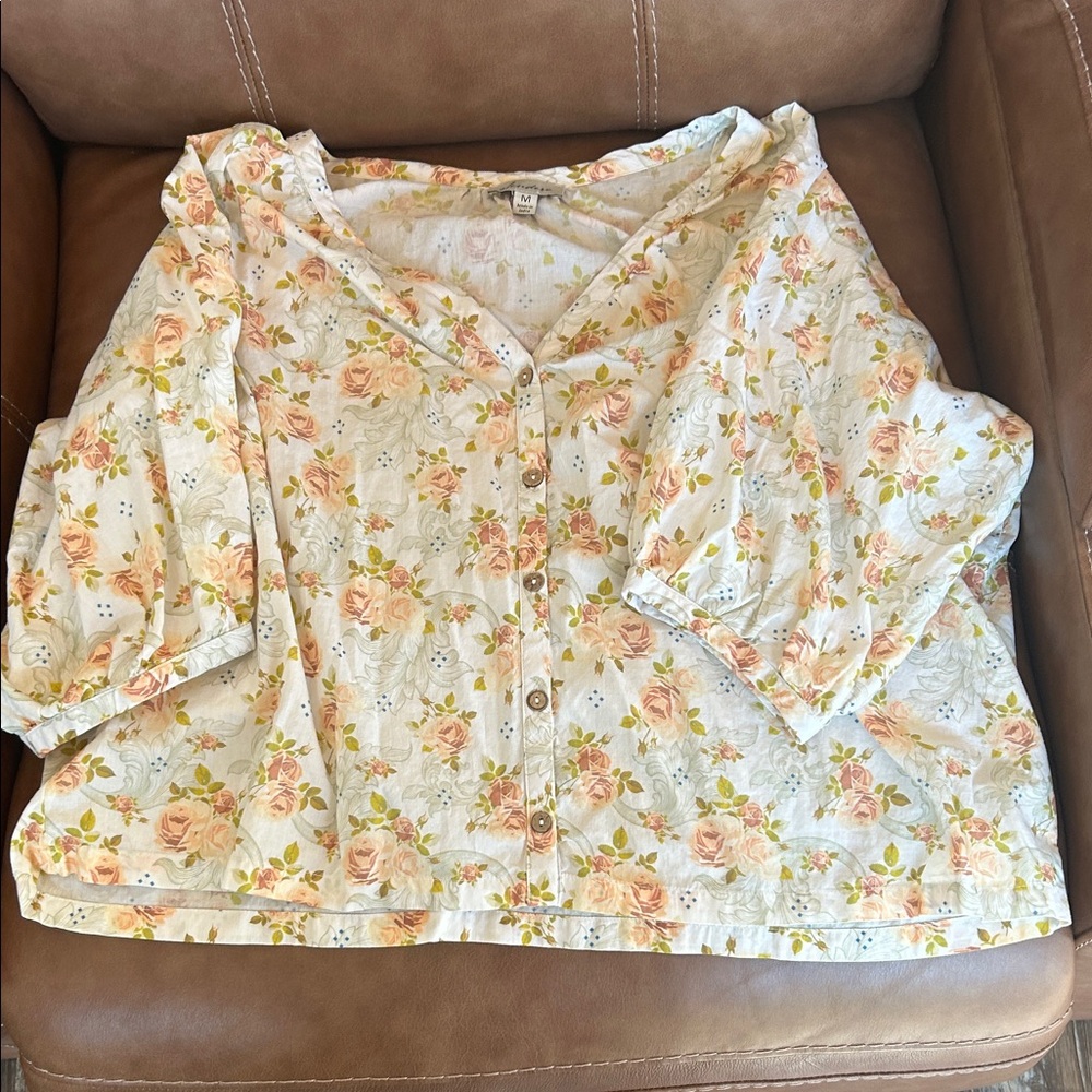sendero  Floral Button-Up Blouse - Soft Peach Roses crop